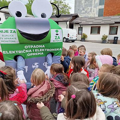 Edukacija djece iz vrtića "Dunje" na reciklažnom dvorištu Paromlinska 64